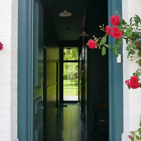 We בית הארחה 3*