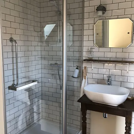 We בית הארחה